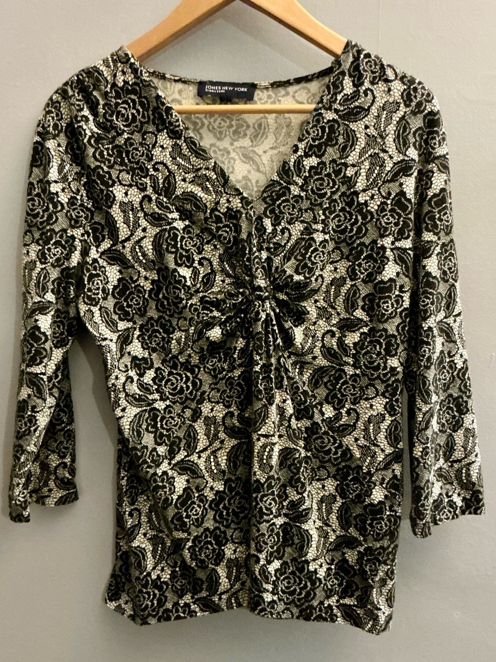 Jones New York Black Floral Lace Print Twist Front Top Size L V Neck 3/4 Sleeve